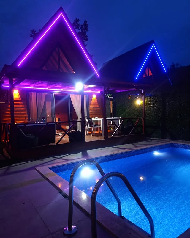 Ateş Işığı Bungalov dış görünüm gece