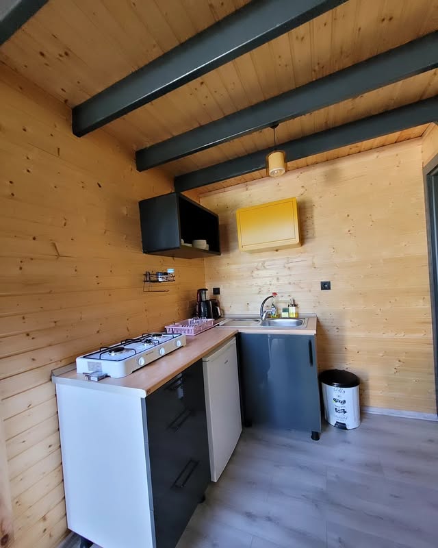 Ateş Işığı Bungalov mutfak alanı